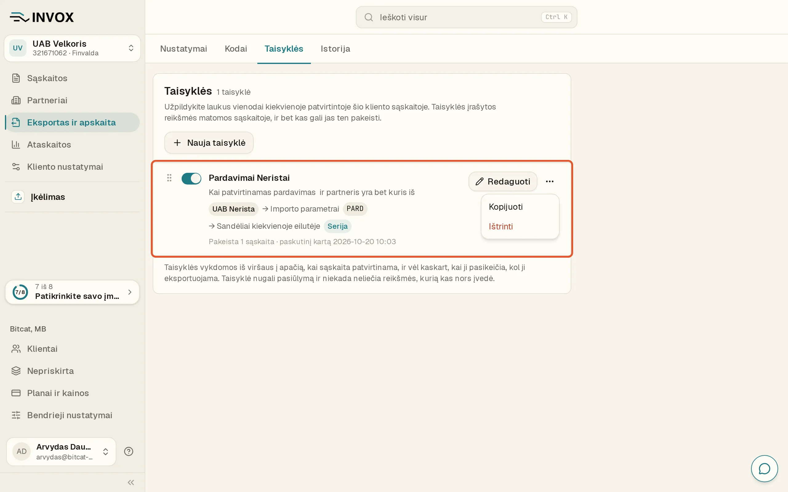 Taisyklės eilutė su jungikliu, mygtuku „Redaguoti“ ir eilute „Pakeista 1 sąskaita“; atvertame meniu ⋯ – „Kopijuoti“ ir „Ištrinti“.