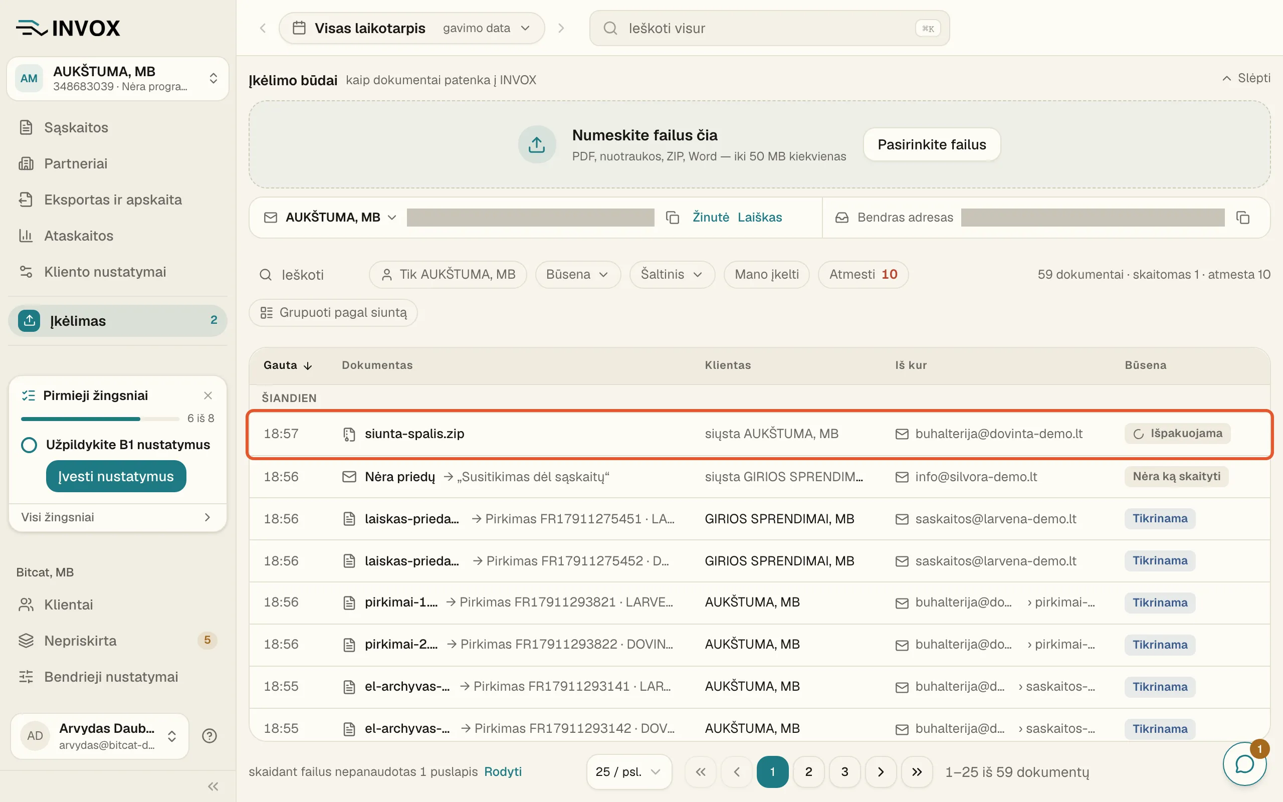 Skiltis „Įkėlimas“: pažymėta el. paštu atsiųsto archyvo „siunta-spalis.zip“ eilutė su būsena „Išpakuojama“, stulpelyje „Iš kur“ – siuntėjo adresas.