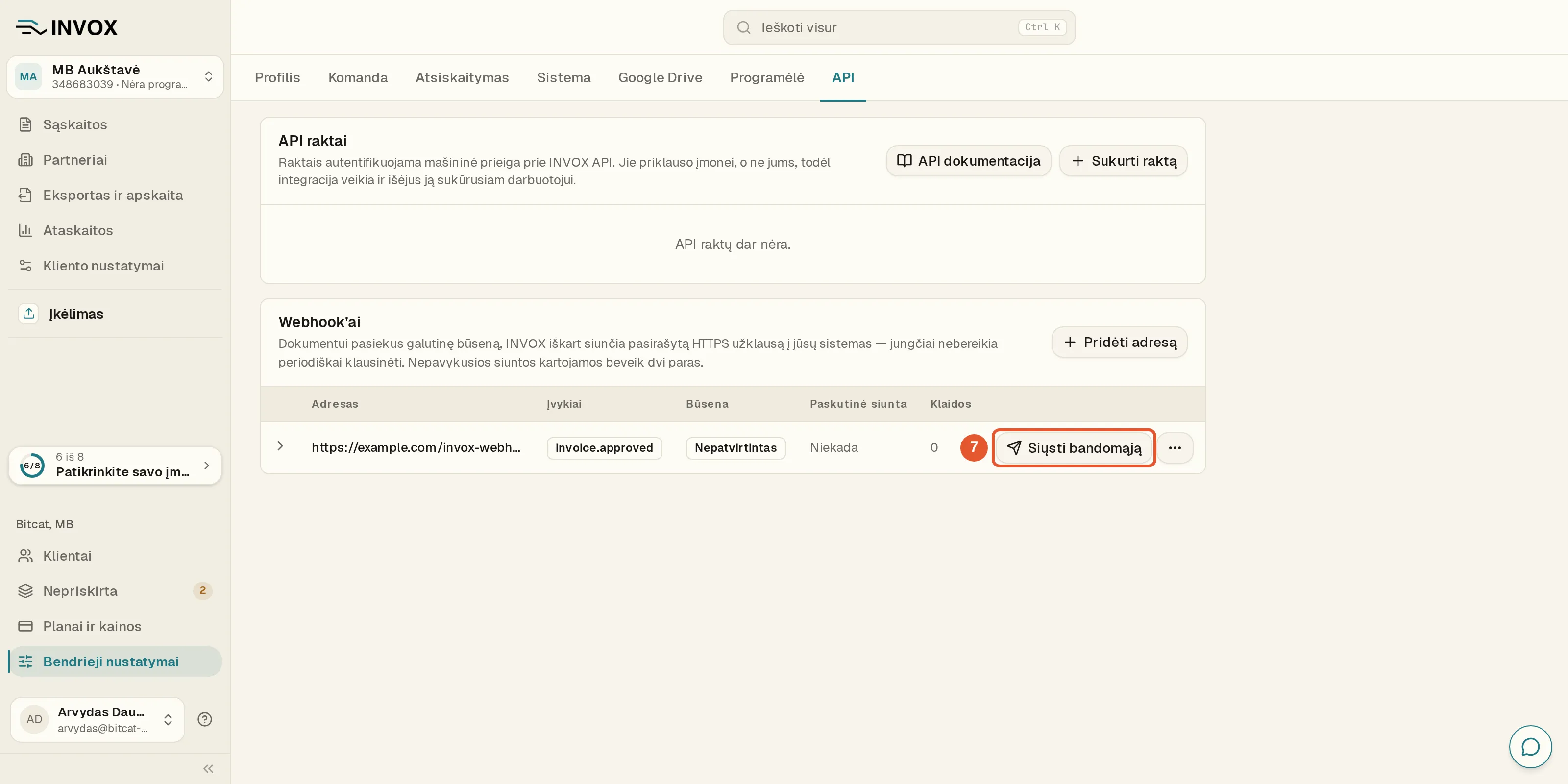 Kortelė „Webhook’ai“: naujo adreso eilutėje pažymėtas mygtukas „Siųsti bandomąją“, šalia – trijų taškų meniu mygtukas.