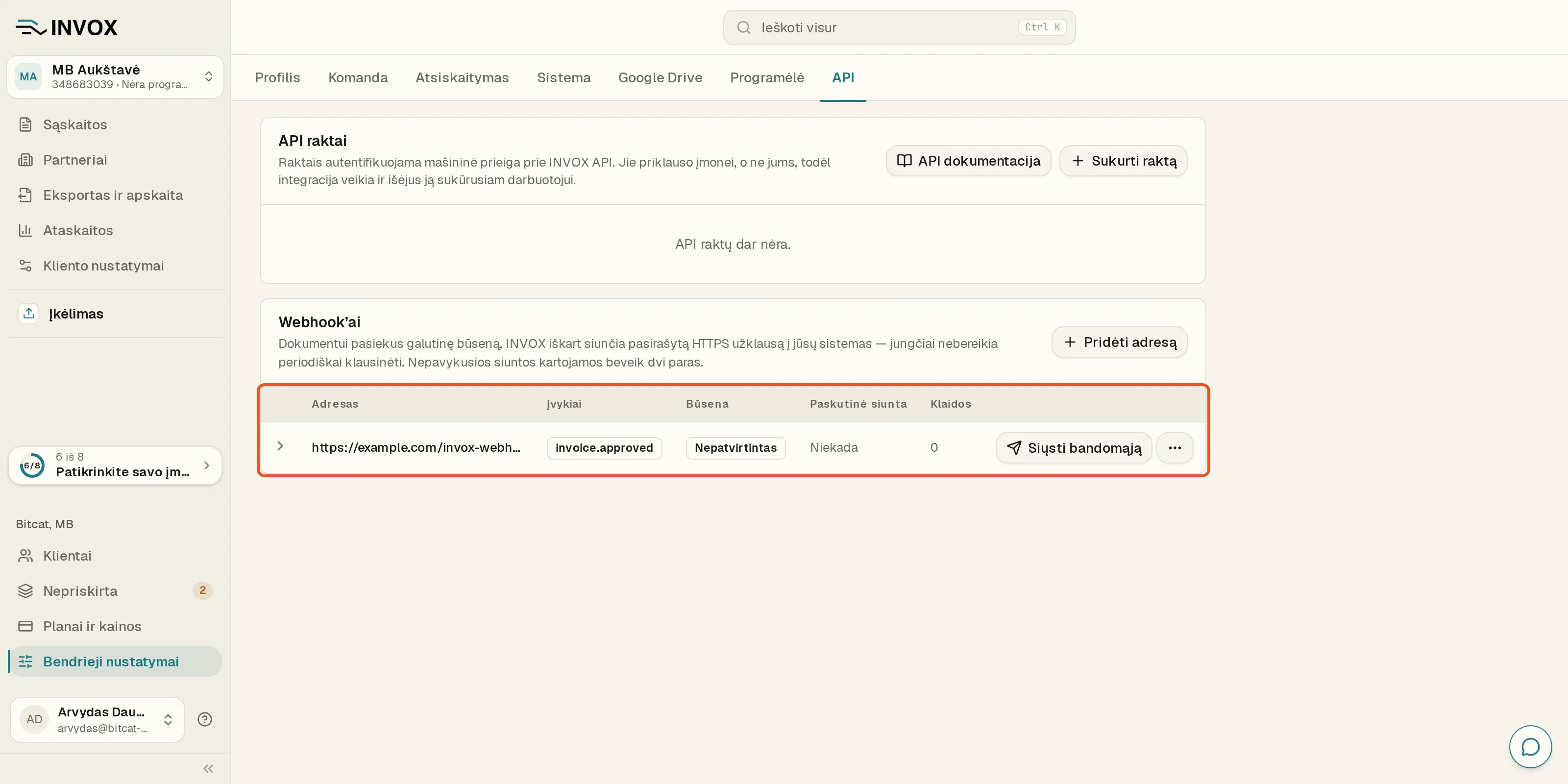 Kortelė „Webhook’ai“: pažymėta adresų lentelė – adresas https://example.com/invox-webh… (sutrumpintas), įvykis invoice.approved, būsena „Nepatvirtintas“, „Paskutinė siunta“ – „Niekada“, „Klaidos“ – 0.