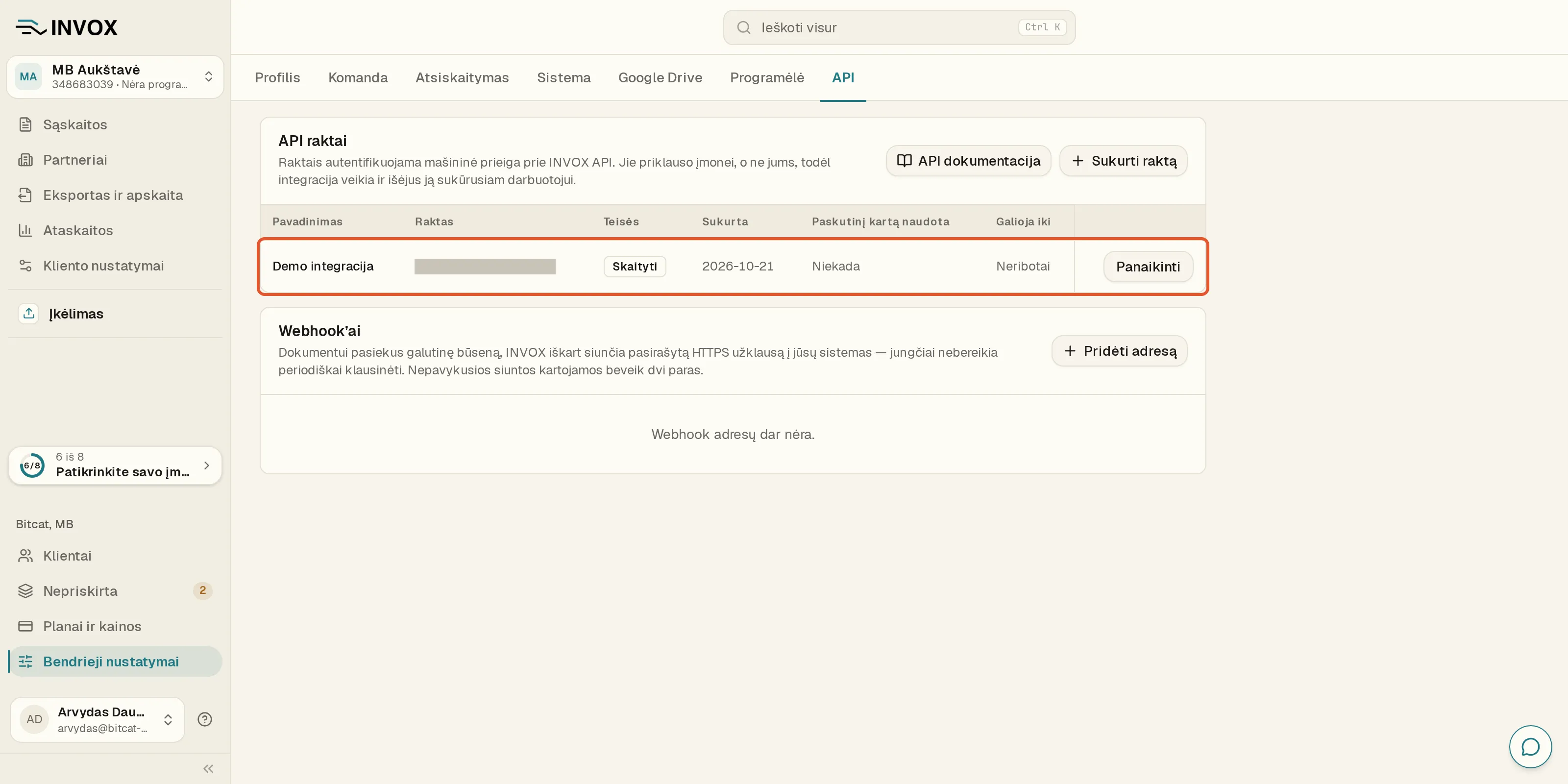 Kortelė „API raktai“: pažymėta rakto „Demo integracija“ eilutė – rakto reikšmė stulpelyje „Raktas“ uždengta, teisė „Skaityti“, „Paskutinį kartą naudota“ – „Niekada“, „Galioja iki“ – „Neribotai“, eilutės gale mygtukas „Panaikinti“.