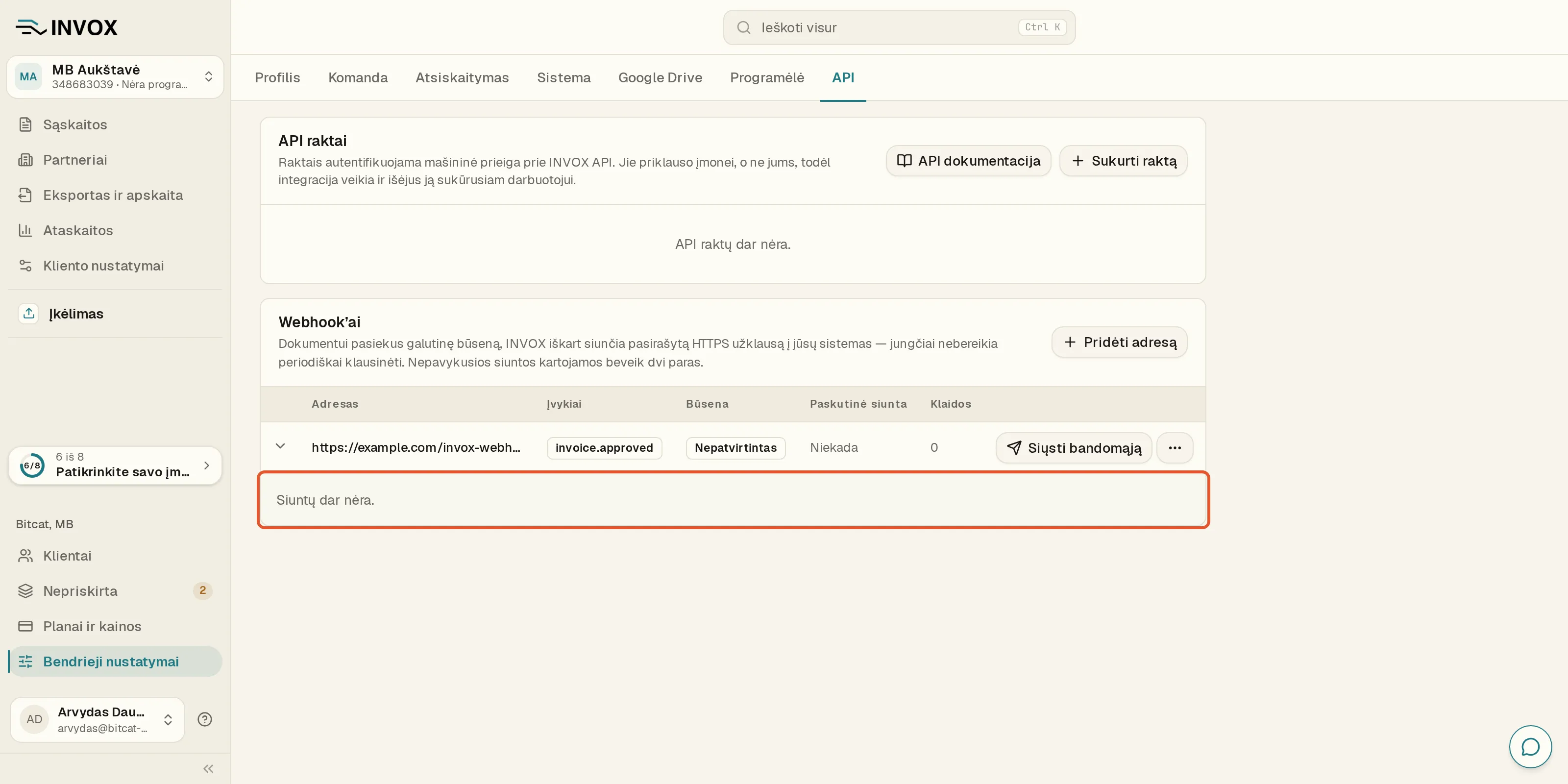 Kortelė „Webhook’ai“: rodyklės mygtuku išskleista adreso eilutė, po ja pažymėtas užrašas „Siuntų dar nėra.“