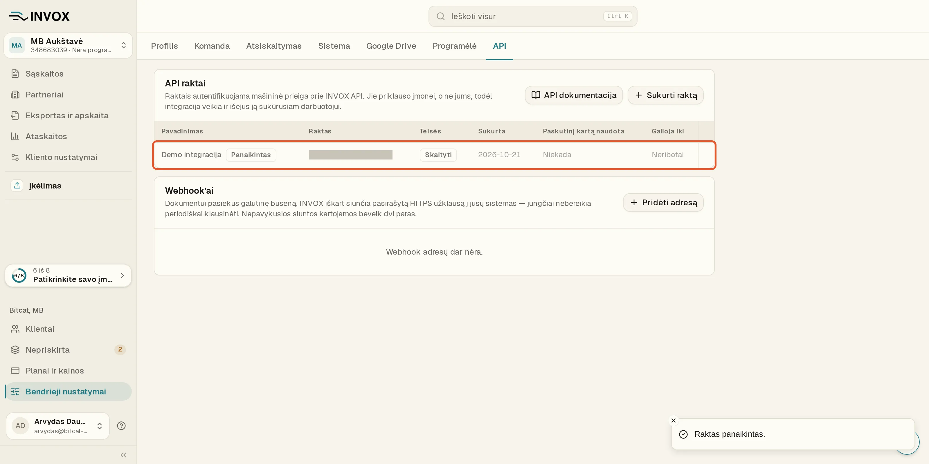 Raktų sąrašas: prie rakto „Demo integracija“ žyma „Panaikintas“, panaikinimo mygtuko nebėra, apačioje dešinėje pranešimas „Raktas panaikintas.“